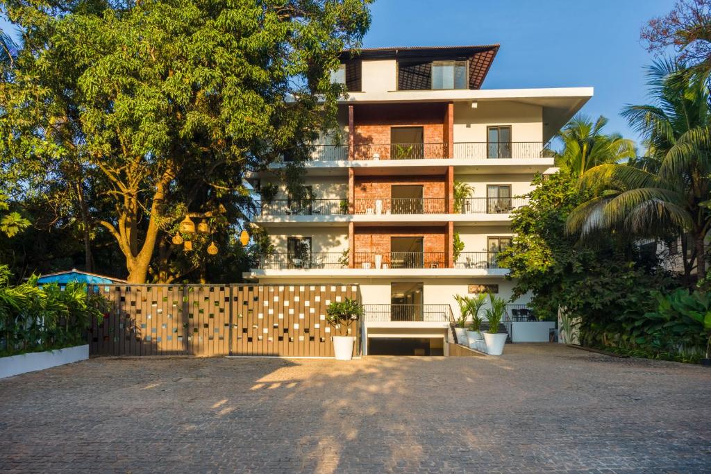 阿伯来Etereo Stays, Luxury Premium Apartments, Arpora, Goa的前面有栅栏的建筑