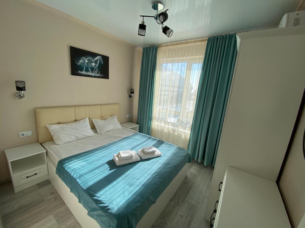阿斯塔纳Astana Arena Apartment的一间卧室配有一张床,上面有两条毛巾