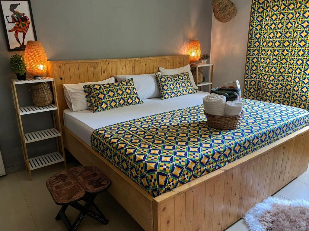 KokrobiteAfrican Treasure Beach Resort的一间卧室,卧室内配有一张大床