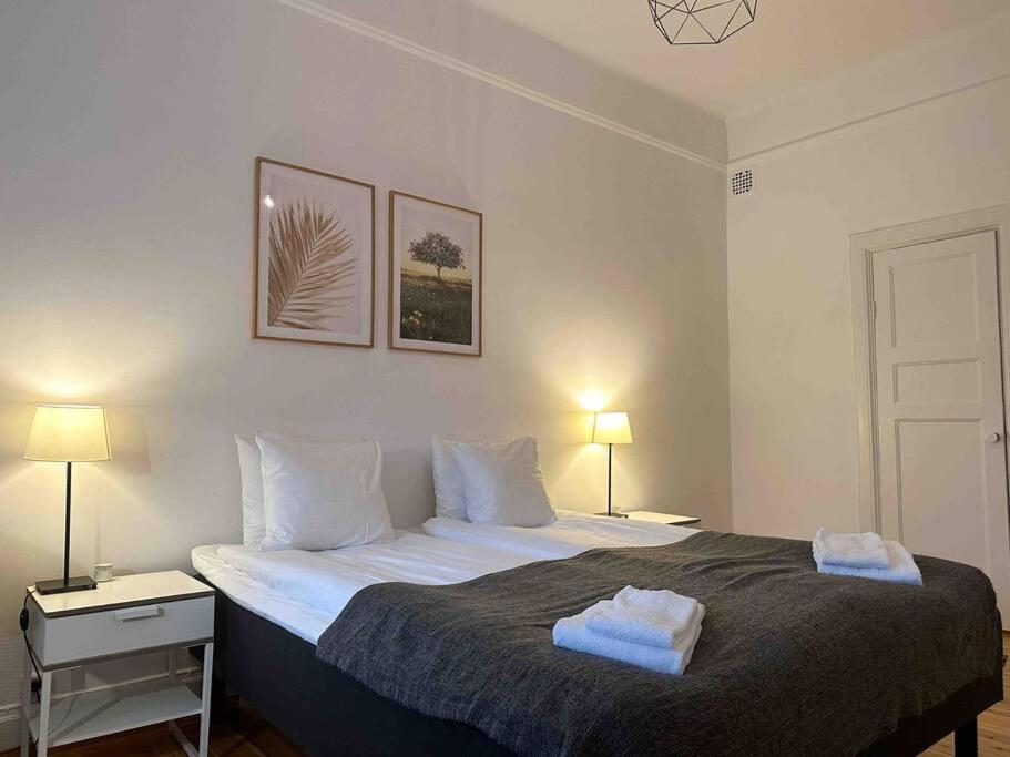 斯德哥尔摩Stay Inn Apartments Norrmalm的一间卧室配有一张床,上面有两条毛巾