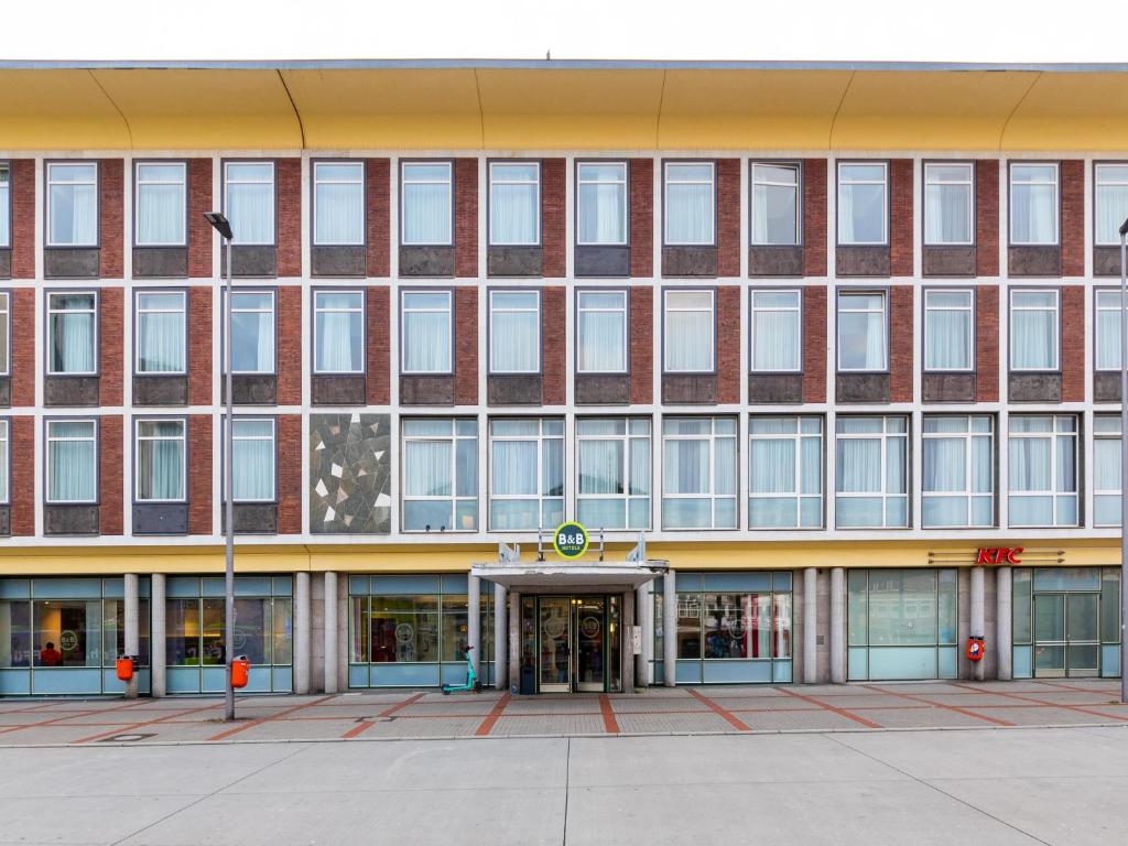 波鸿B&B HOTEL Bochum-Hbf的一座带美国国旗的大型砖砌建筑