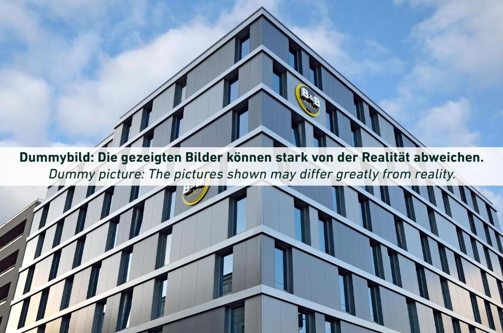 卡塞尔B&B HOTEL Kassel-Industriepark的上面有标志的建筑