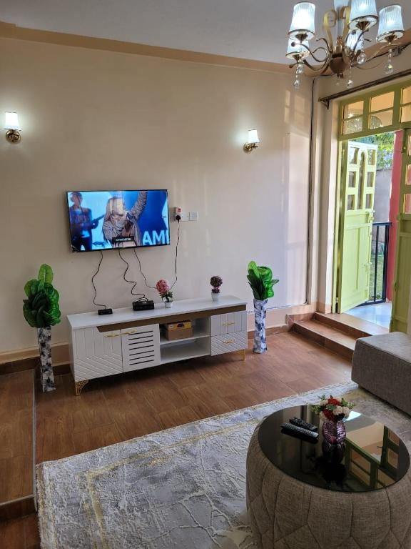 内罗毕Gloria House的客厅设有壁挂式平面电视。