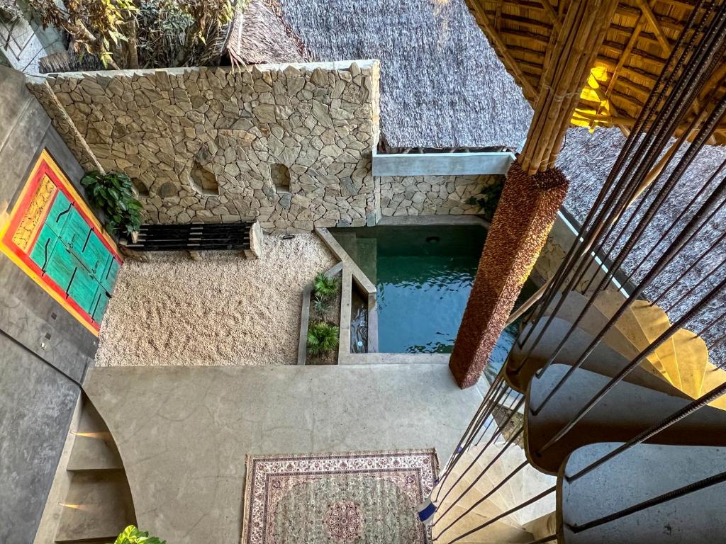 爱妮岛Happiness Kulambo Villa El Nido的享有带游泳池的别墅的顶部景致