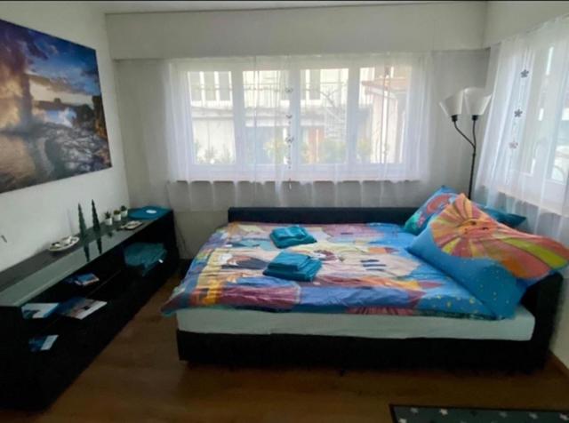 图恩Natalies Hideaway的一间卧室配有一张床、一张书桌和一个窗户。
