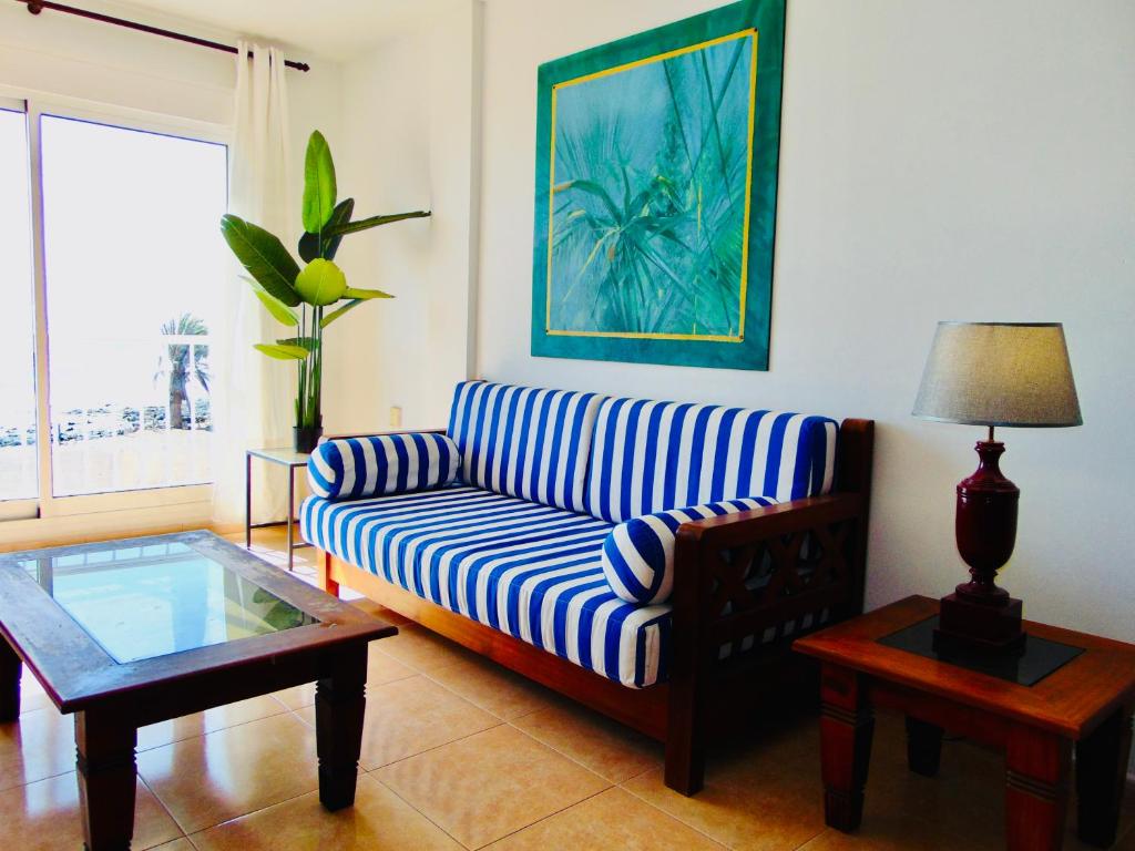 罗萨里奥港Brisa Del Mar Fuerteventura的客厅配有蓝色和白色的沙发和桌子