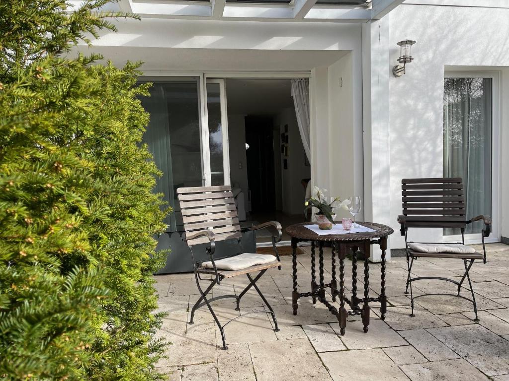 罗斯托克Strandgut的庭院里设有两把椅子和一张桌子