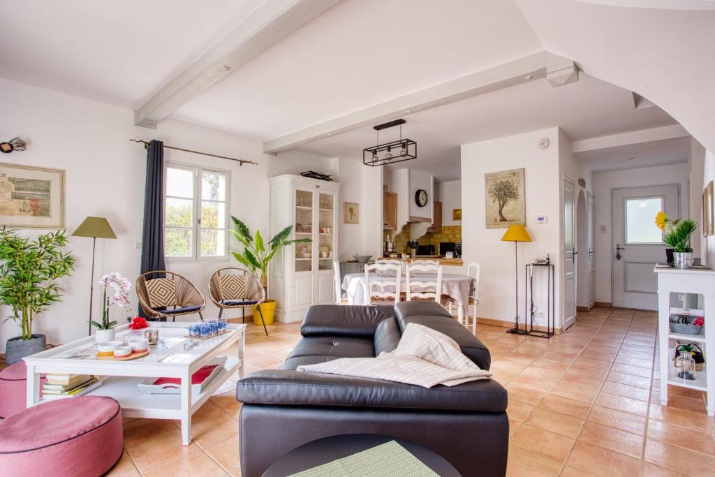 拉莫特Art du green villa N°10 - Maison avec piscine的客厅配有沙发和桌子