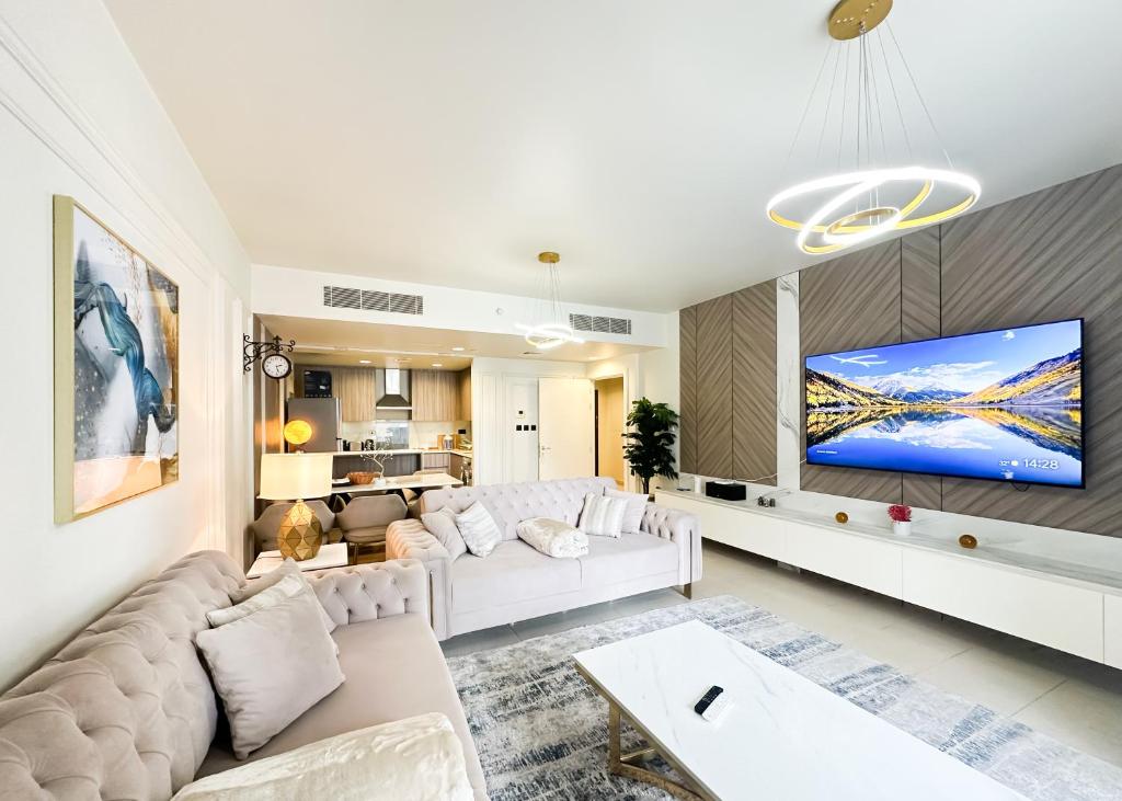 阿布扎比The Seaside Charm Al Zeina505C1的客厅配有白色沙发和电视