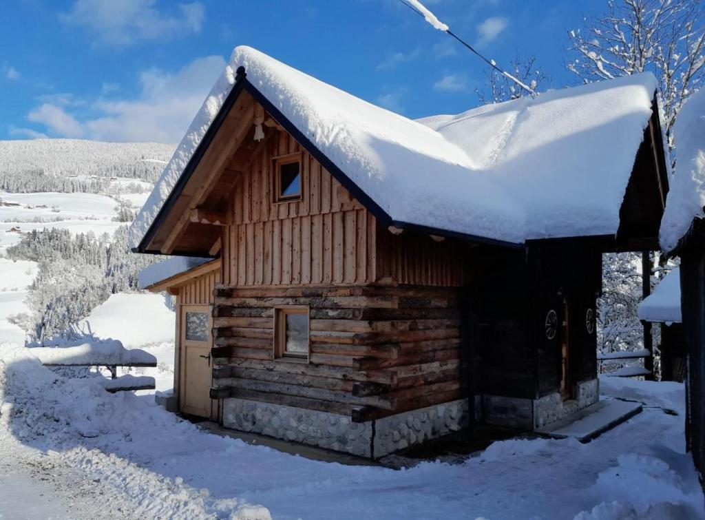DonnersbachLeitnerbauer's Troadkasten的小木屋,屋顶上积雪
