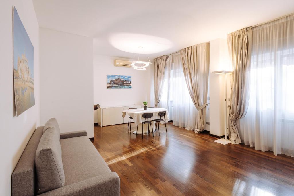 巴里Piccinni Exclusive Suite的客厅配有沙发和桌子