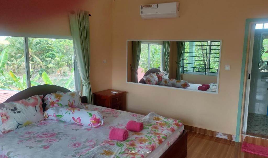 贡布Jasmine Resort Kampot的一间卧室配有一张床和一面大镜子