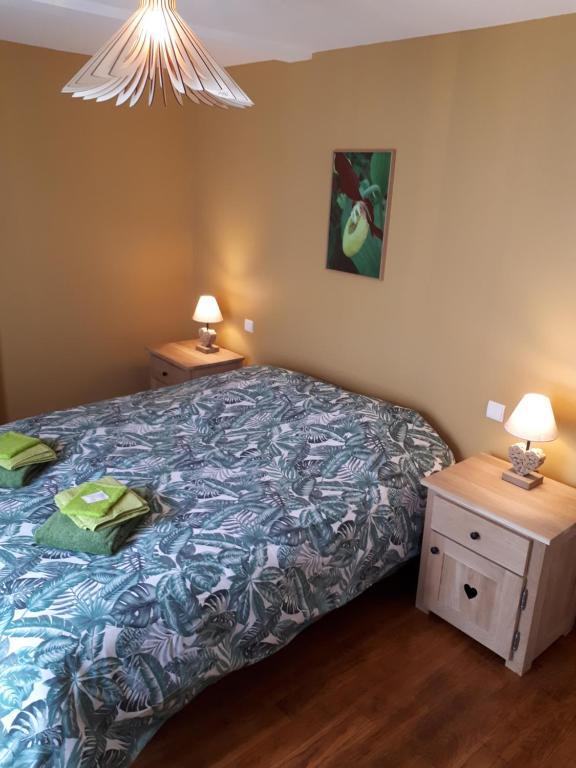 MarignyLes Orchidées的一间卧室配有床和2个床头柜