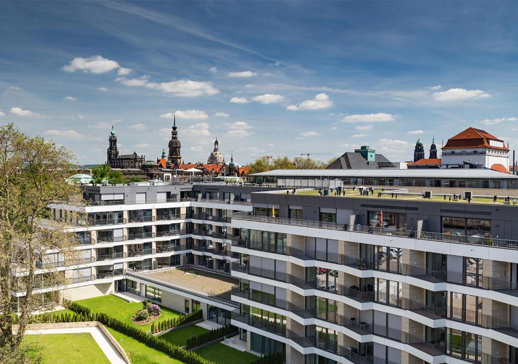德累斯顿Residenz am Zwinger的一座大公寓楼,以城市为背景