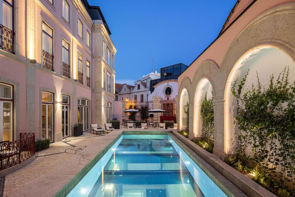 阿威罗MS Collection Aveiro - Palacete Valdemouro的一座房子庭院中的游泳池