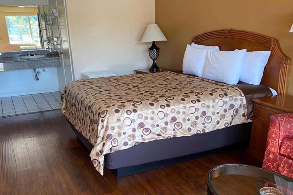 阿苏萨Howard Johnson by Wyndham Azusa的一间酒店客房 - 带一张床和一间浴室