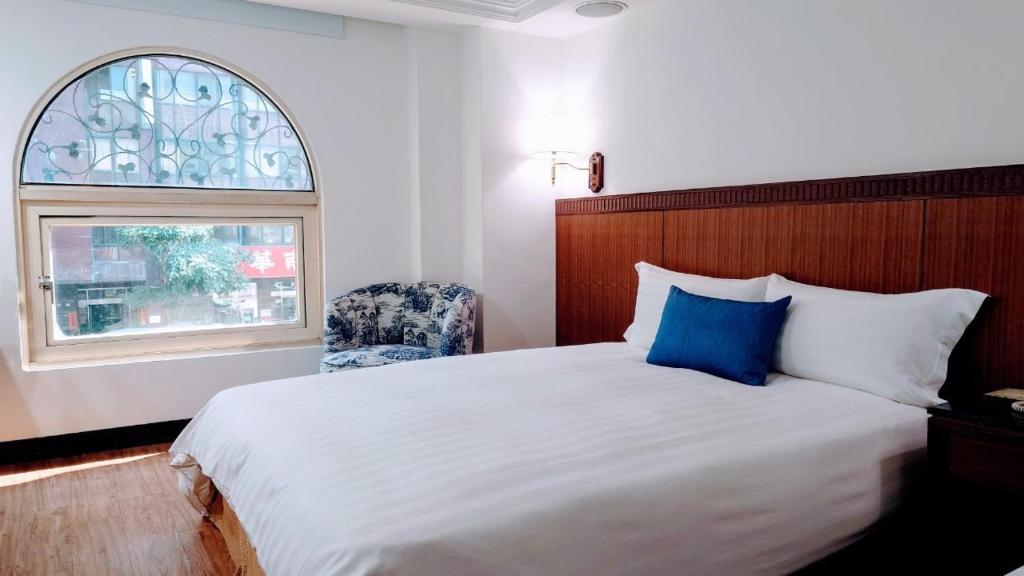 高雄Hub Hotel Kaohsiung Cisian Branch的一间卧室设有一张大床和一个窗户。