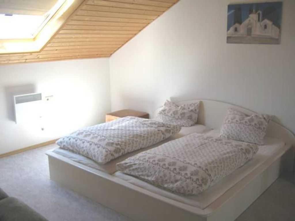马克多夫Haus Sprißler的一张床上有两个枕头的房间
