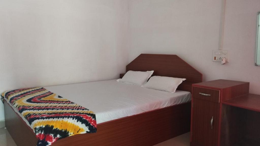 尼尔岛Blue Whale Resort and Restaurant的一间小卧室,配有一张带木制床头板的床