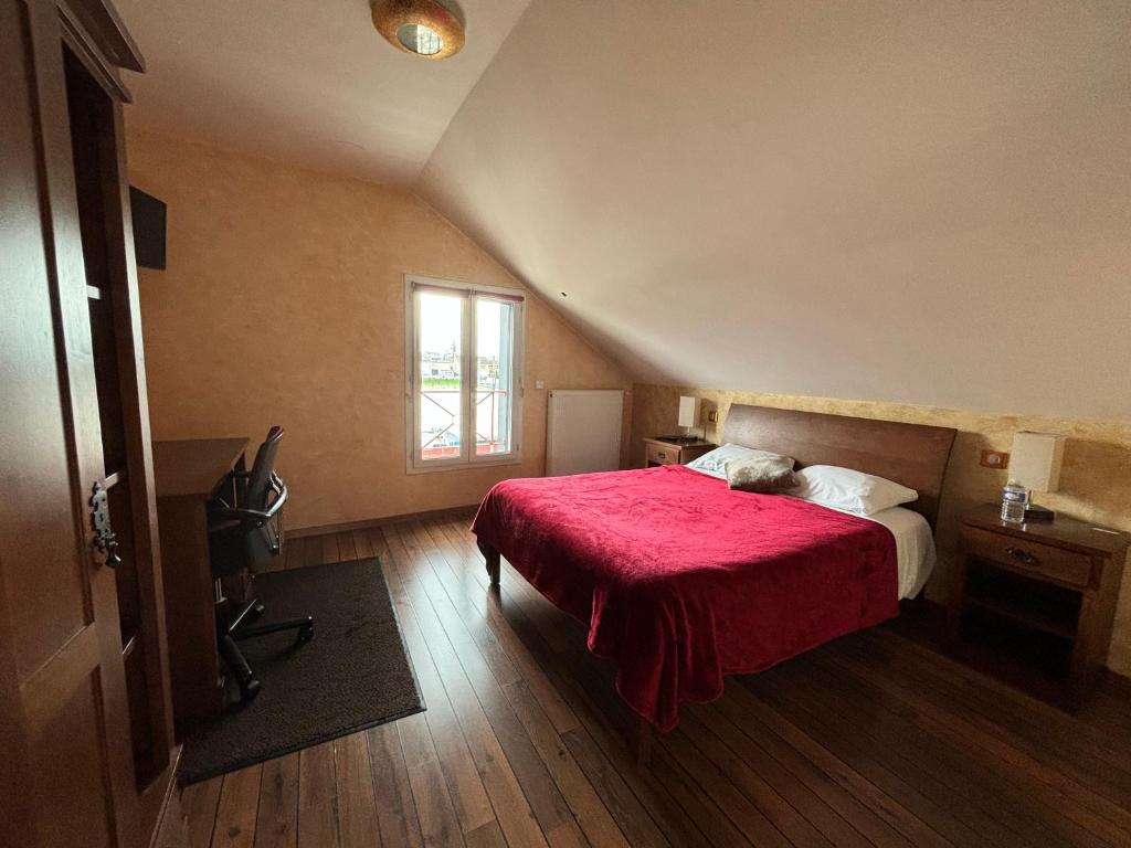 孔夫朗-圣奥诺里讷巴塞罗奥酒店的一间卧室配有一张带红色毯子的床