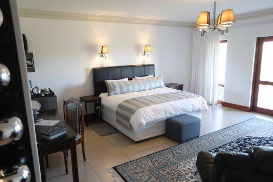 克鲁格斯多普Neo Horizon Guest House的一间卧室设有一张床和一间客厅。