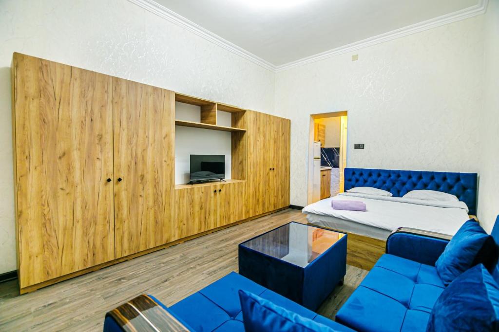巴库M Estate 1 room Targovu的客厅配有床和蓝色沙发