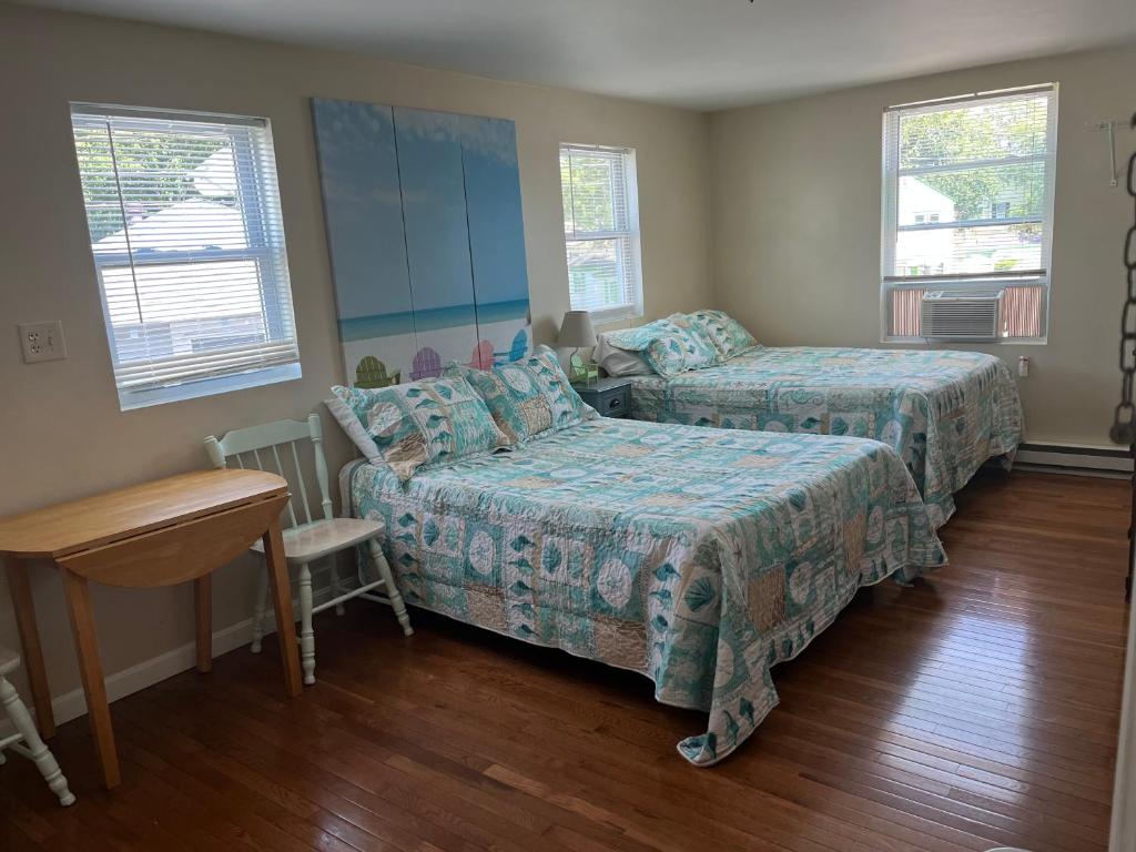 旧奥查德比奇Pine View Lodge Old Orchard Beach的一间卧室配有一张床、一张沙发和一张桌子