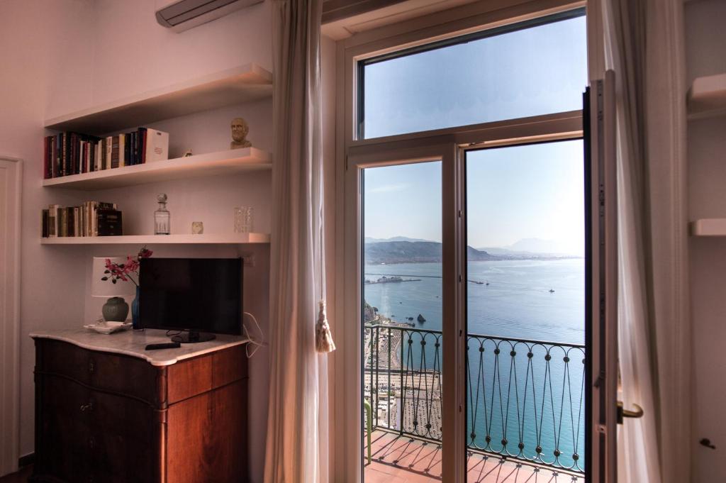 维耶特里Beatrice Luxury Apartment的客房设有海景大窗户。