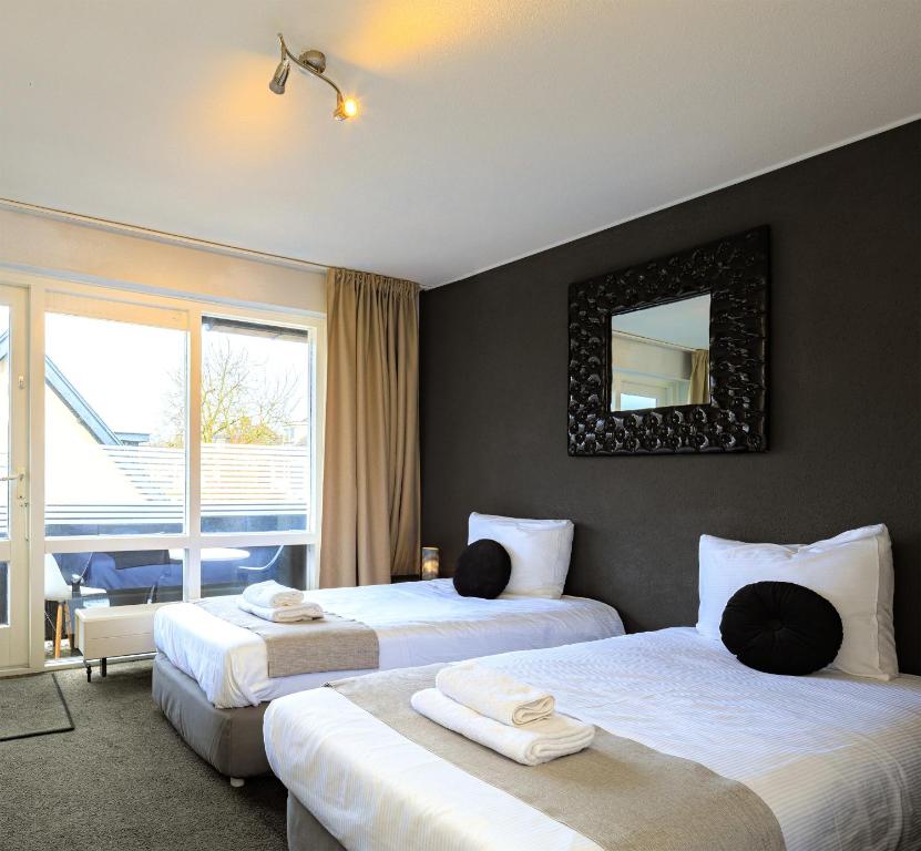 阿珀尔多伦伯格博思酒店的酒店客房,设有两张床和镜子