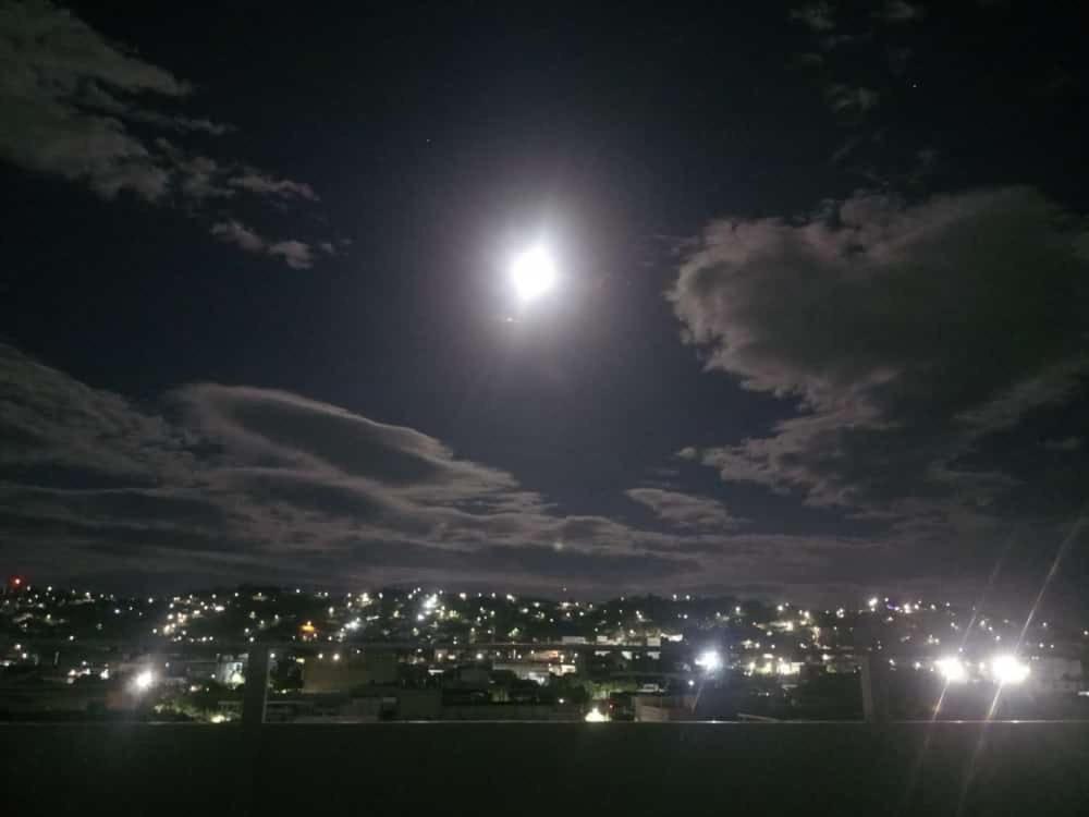 库库塔Hotel Arci的夜晚城市与月亮的景观