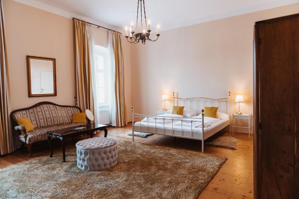 加姆利茨加姆利茨城堡酒店的客厅配有床和沙发