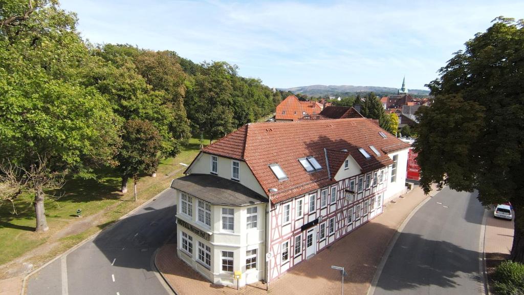 奥斯特罗德Hotel garni Harzer Hof的享有大型白色建筑的顶部景色,设有红色屋顶