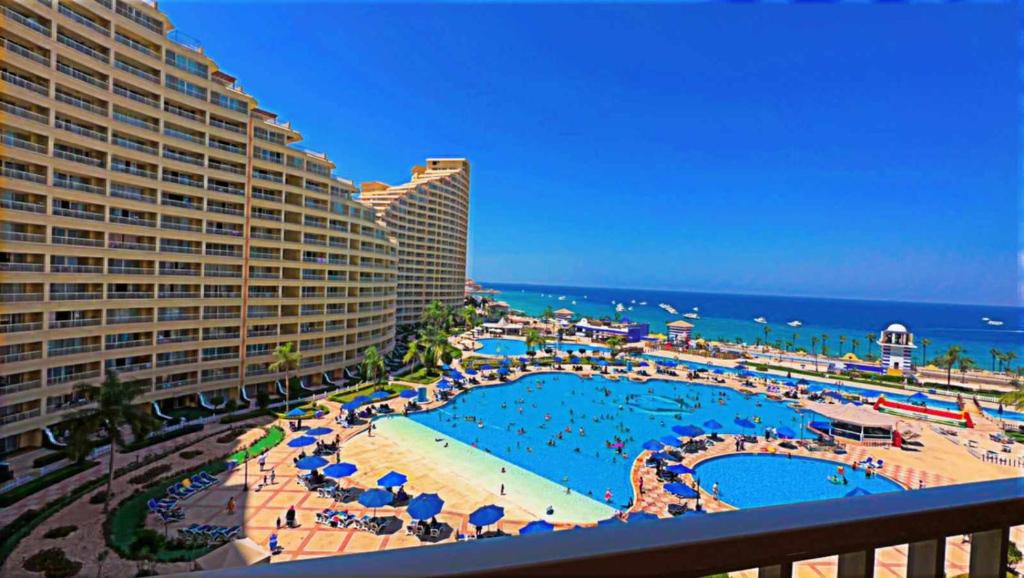 艾因苏赫纳بورتو السخنه的享有带游泳池和大海的度假胜地的景致