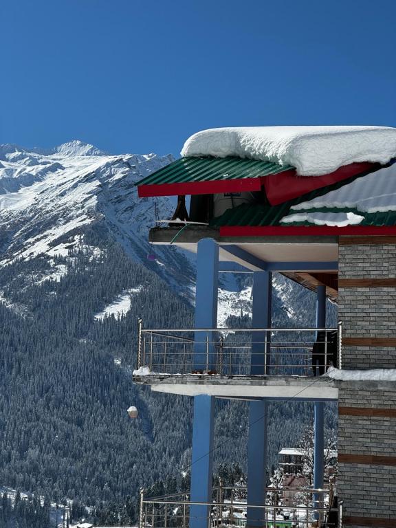 ToshCafekush tosh的享有滑雪小屋的景色,屋顶上有雪