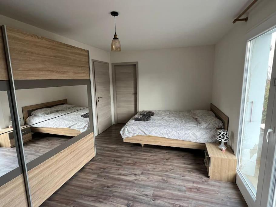 EcublensHouse Near EPFL/Unil/Renens Gare/Lausanne的一间卧室设有两张床和大镜子