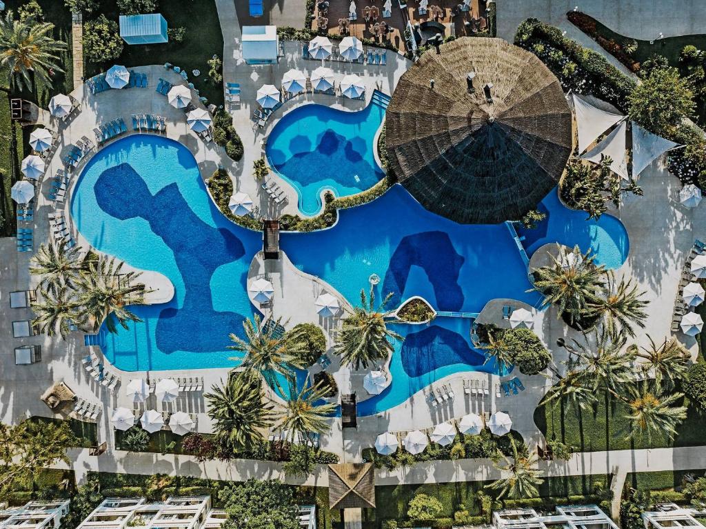 穆罗海滩普恩斯特尔拉道拉达 - 4*素普酒店的享有度假村游泳池的顶部景致