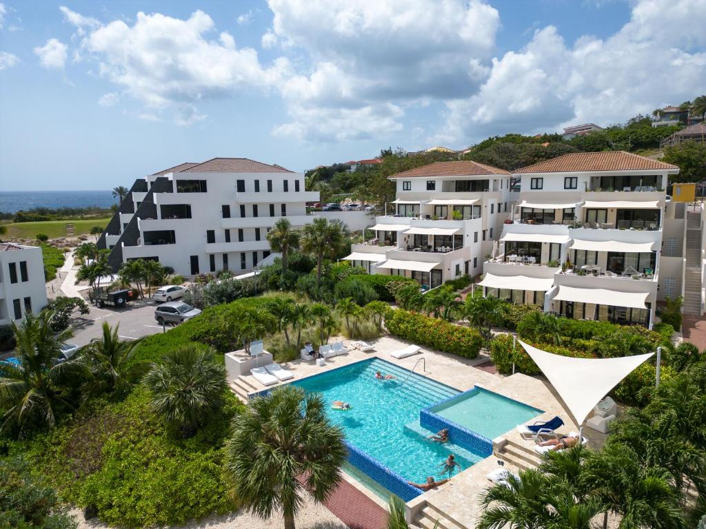 Blue BayBlue Bay Resort luxury apartment Palm View的享有带游泳池的度假村的空中景致