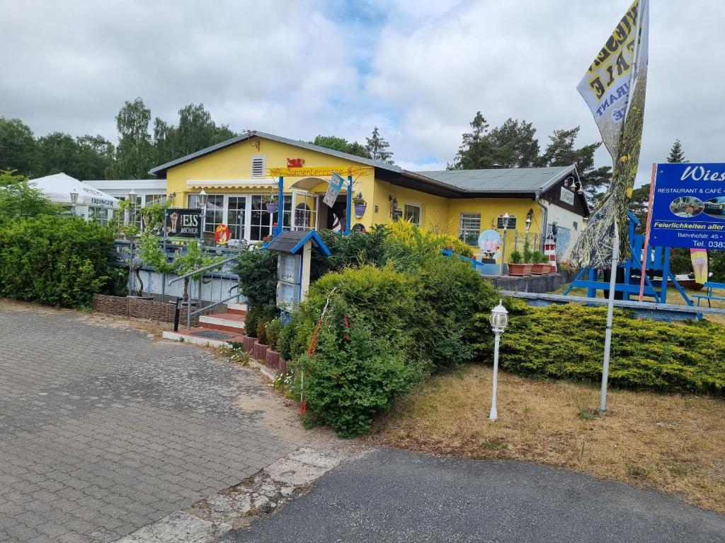 特拉森海德Pension Wiesenperle的前面有一个停车计数器的黄色房子