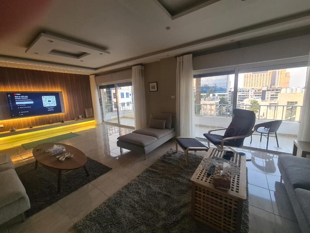 安曼Amman's most prestigious的带沙发和电视的客厅