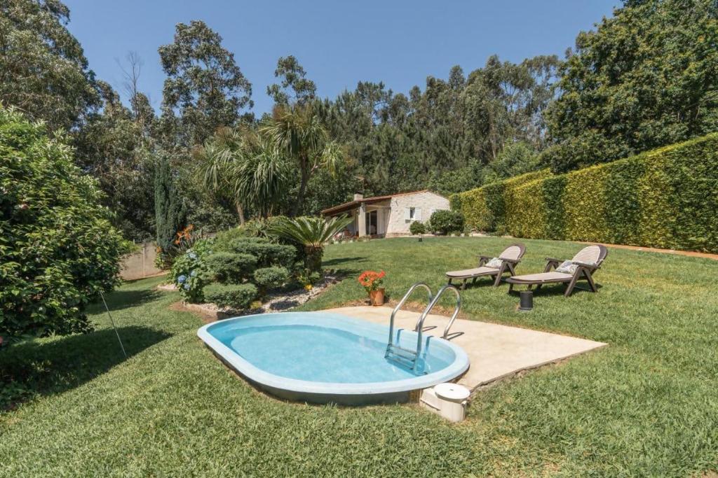 博伊罗Casa Costaneira的后院,草地上设有热水浴池