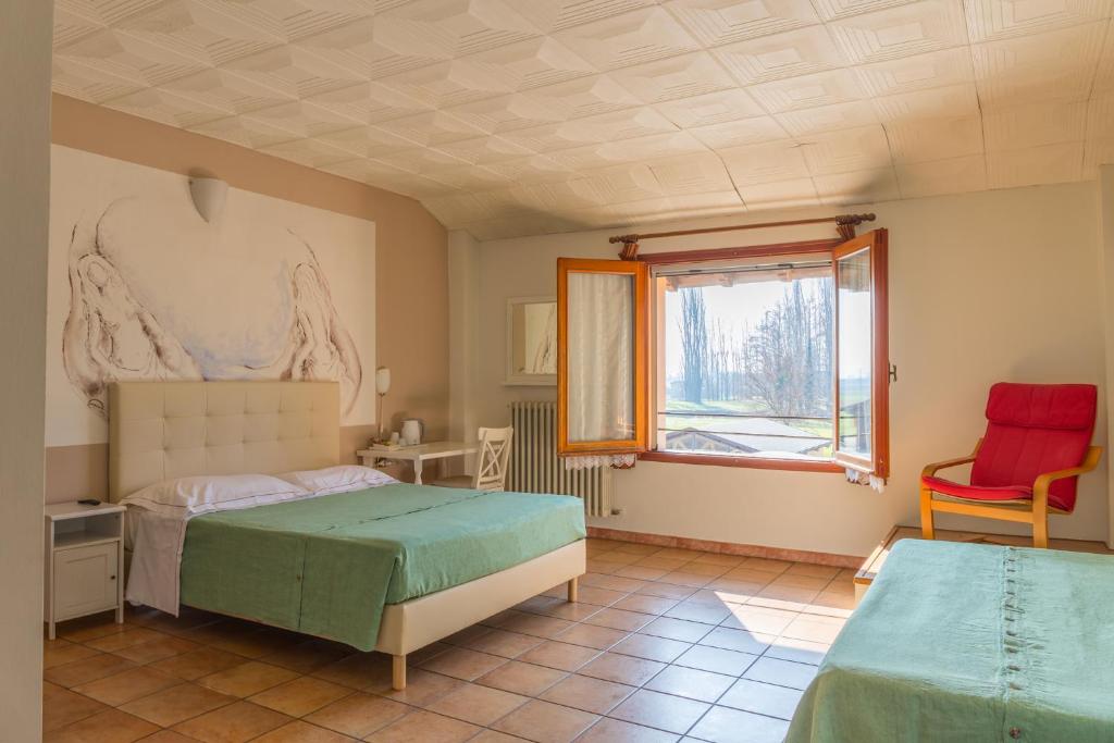 水晶湾Hotel Santo Stefano的一间卧室设有两张床和窗户。