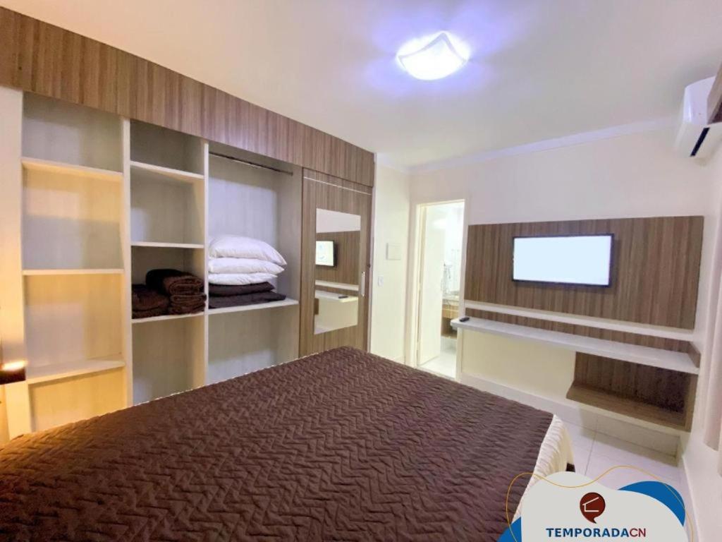 卡达斯诺瓦斯L'acqua diRoma 12345 / CN - Adriele的一间卧室配有一张床和一台平面电视