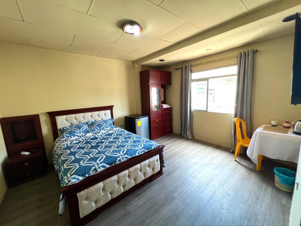 马查拉HABITACIÓN CENTRAL的一间卧室配有一张床、一张桌子和一个窗户。