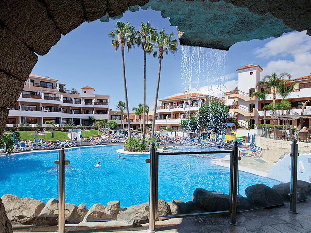 圣米格尔德阿沃纳Nice apartment, friendly complex in Tenerife South的度假村的游泳池,里面的人