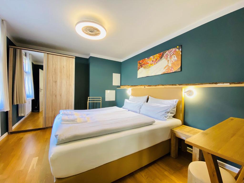 波茨坦Amaroo - Apartments Potsdam “Brandenburger Tor”的卧室配有一张白色大床