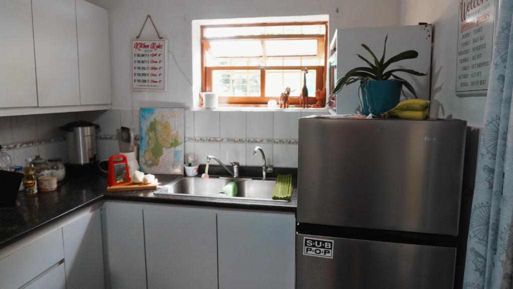 加拉加斯El Sofá Caracas的厨房配有不锈钢冰箱和水槽