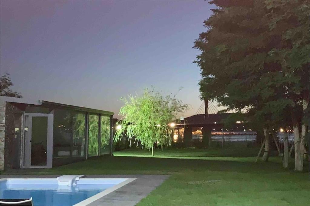 诺雅Casita invitados con jardín y piscina compartidos的庭院中带游泳池的房子