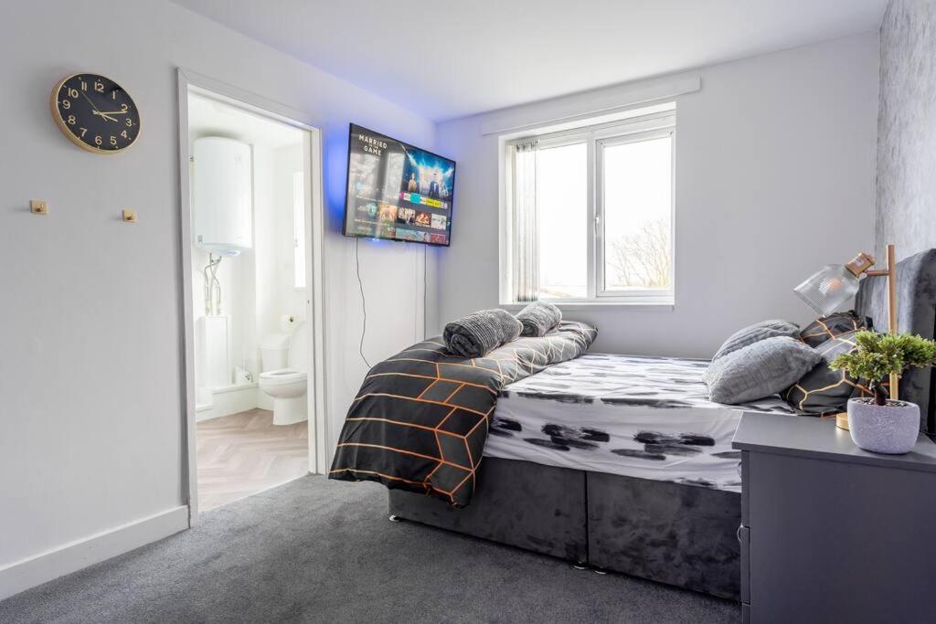 伯明翰1 Bedroom Apartment - Netflix - Close To City Centre And NEC的一间卧室设有一张床和一个窗口