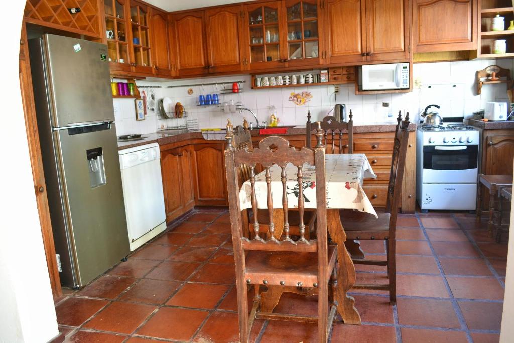 科洛尼亚-德尔萨克拉门托Posada Santa Rita的厨房配有桌子和冰箱