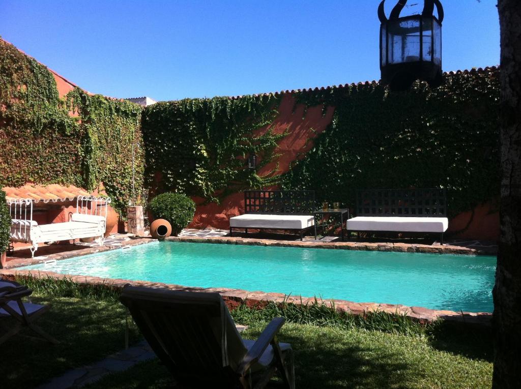 Aliseda拉迪亚拉罗亚酒店的庭院中的游泳池,带有树 ⁇ 